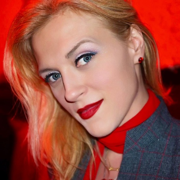 Meet your Posher, Laura - Picture 1 of 1